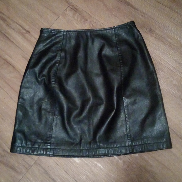 Wilsons Leather Black Mini Skirt       13" Waist , Bottom Width 20" & 17" Length - Picture 2 of 8